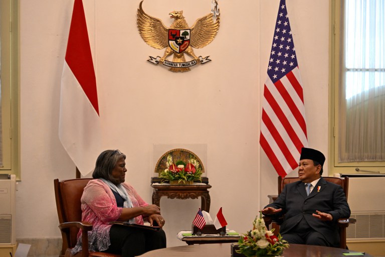 Presiden Indonesia Prabowo Subianto mengadakan pertemuan dengan Duta Besar Amerika Serikat untuk PBB Linda Thomas-Greenfield di Istana Presiden di Jakarta, 21 Oktober 2024. [Bay Ismoyo/Pool/ via Reuters]