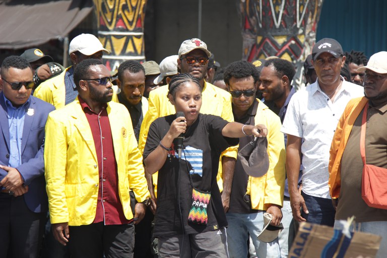 Para mahasiswa menggelar unjuk rasa di Bundaran Abepura di Jayapura, Papua, memprotes rencana pemerintah pusat untuk melanjutkan program transmigrasi, pada 4 November 2024. [Victor Mambor/BenarNews]