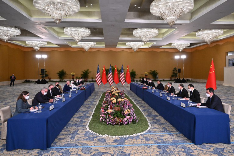 Presiden Joe Biden beserta timnya dari Amerika Serikat (kiri) dan rombongan delegasi China dipimpin oleh Presiden Xi Jinping (kanan) melakukan pembicaraan di sela-sela KTT G20 di Nusa Dua, Bali, 14 November 2022. [Saul Loeb/AFP]