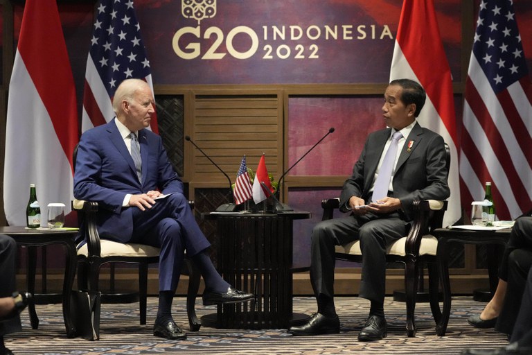 Presiden AS Joe Biden (kiri) berbicara dengan Presiden Indonesia Joko “Jokowi” Widodo dalam pertemuan bilateral mereka menjelang KTT G20 di Nusa Dua, Bali, 14 November 2022. [Achmad Ibrahim/AP Photo]