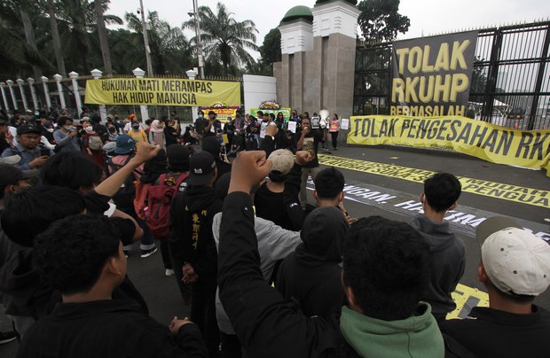 Ribuan orang di berbagai kota demo desak DPR batalkan pengesahan RKUHP Ribuan orang di berbagai kota demo desak DPR batalkan pengesahan RKUHP