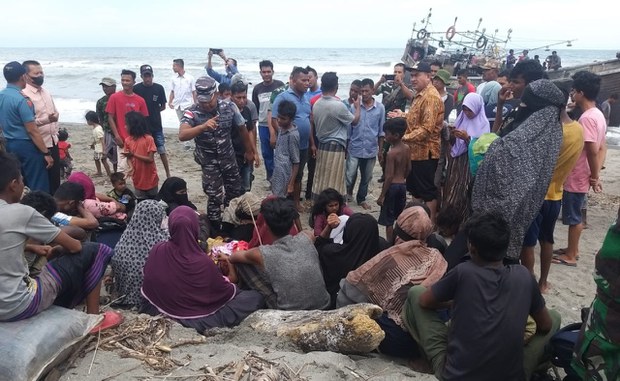 Perahu dengan puluhan pengungsi Rohingya kembali mendarat di Aceh Perahu dengan puluhan pengungsi Rohingya kembali mendarat di Aceh