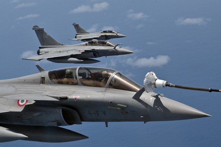Pesawat tempur multiperan Dassault Rafale mengisi bahan bakar dari pesawat angkut tanker Airbus A330 MRTT Phenix dalam penerbangan demonstrasi oleh Angkatan Udara Prancis di atas Selat Sunda pada 12 September 2022. [Adek Berry /AFP]