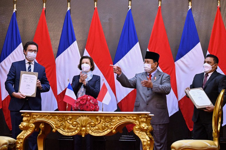 Menteri Pertahanan Prancis Florence Parly (kedua dari kiri) dan Menteri Pertahanan Indonesia Prabowo Subianto dalam acara penandatanganan nota kesepahaman kedua negara di Kementerian Pertahanan di Jakarta, 10 Februari 2022. [Adek Berry/AFP]