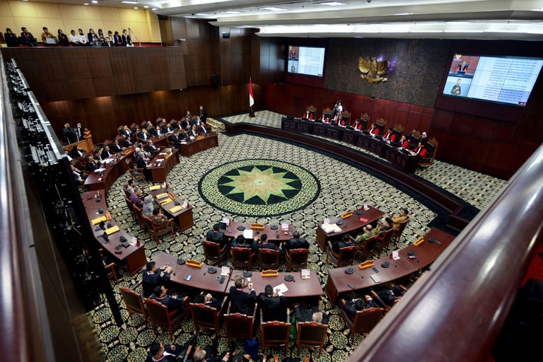 Hakim konstitusi membacakan keputusan terkait gugatan hasil pemilu di Mahkamah Konstitusi di Jakarta, 22 April 2024. [Bay Ismoyo/AFP]