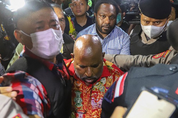 Kericuhan warnai penyambutan jenazah mantan gubernur Papua, 14 terluka Kericuhan warnai penyambutan jenazah mantan gubernur Papua, 14 terluka