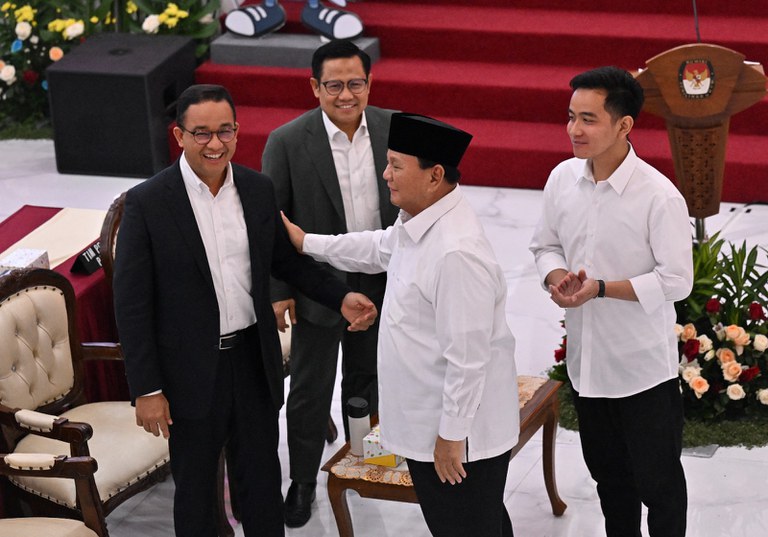 Presiden terpilih Prabowo Subianto (kedua dari kanan) dan wakil presiden terpilih Gibran Rakabuming Raka (kanan) berbicara dengan calon presiden Anies Baswedan (kiri) dan calon wakil presiden Muhaimin Iskandar (kedua dari kiri) saat rapat pleno Komisi Pemilihan Umum yang mengumumkan hasil pemilihan presiden 2024 di Jakarta pada 24 April 2024. [Adek Berry/AFP]