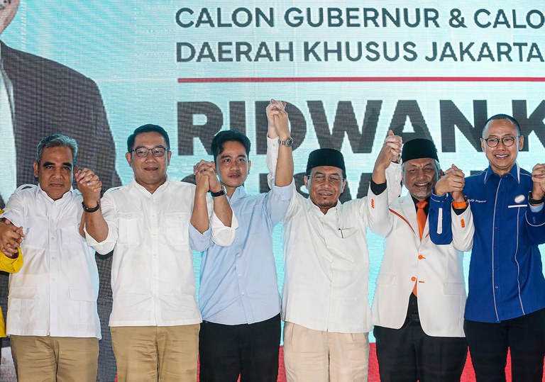 Wakil presiden terpilih Gibran Rakabuming Raka (tengah) ikut menghadiri deklarasi Ridwan Kamil (kedua dari kiri) sebagai calon gubernur Jakarta dan Suswono (ketiga dari kanan) sebagai calon wakil gubernur) dalam Pemilihan Kepala Daerah Jakarta, di Hotel Sultan, Jakarta,  pada 19 Agustus 2024. [Eko Siswono Toyudho/BenarNews]