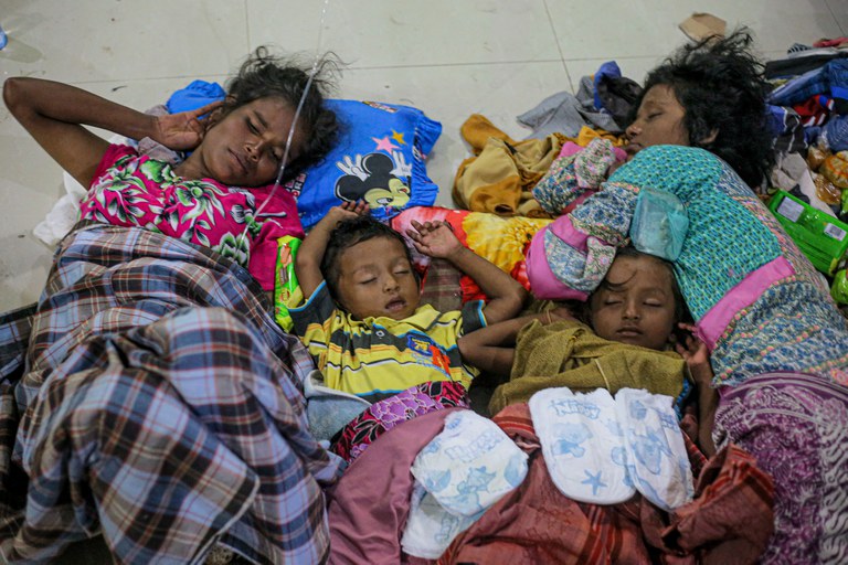 Pengungsi Rohingya berisitirahat setibanya di penampungan sementara di Desa Ujong Pie, Kecamatan Muara Tiga, Pidie, Provinsi Aceh, pada 26 Desember 2022. [Amanda Jufrian/AFP]