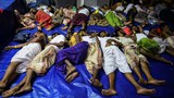Pengungsi Rohingya dipindahkan dari tempat penampungan sementara setelah diprotes warga