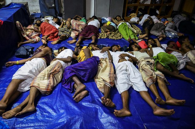 Pengungsi Rohingya dipindahkan dari tempat penampungan sementara setelah diprotes warga Pengungsi Rohingya dipindahkan dari tempat penampungan sementara setelah diprotes warga