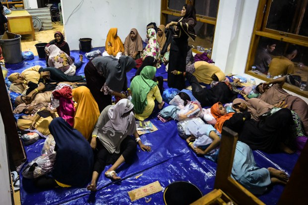 Ratusan pengungsi Rohingya melarikan diri dari tempat penampungan di Aceh Ratusan pengungsi Rohingya melarikan diri dari tempat penampungan di Aceh