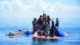 Tim SAR selamatkan 69 pengungsi Rohingya dari kapal kayu terbalik di laut Aceh