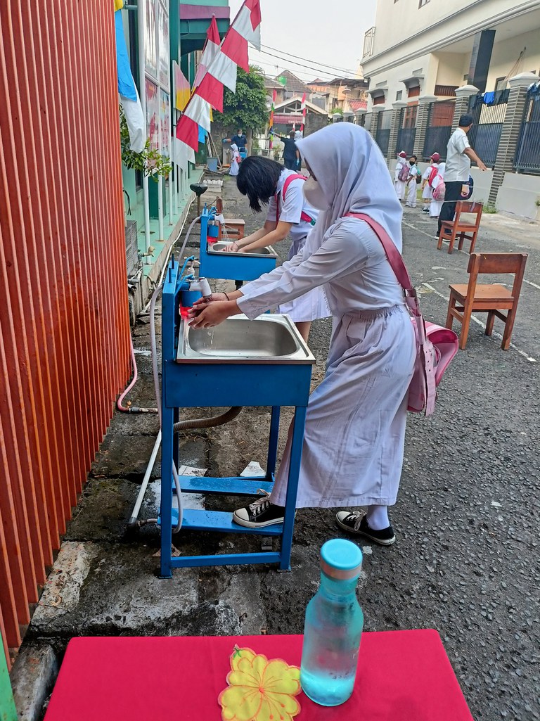 Murid-murid mencuci tangan sebelum memulai kegiatan belajar sebagai bagian dari protokol kesehatan yang harus diikuti guna mencegah penularan COVID-19 dalam masa pandemi, di SDN Rawamangun 12 Pagi, Jakarta Timur, Senin, 30 Agustus 2021. [Tria Dianti/BenarNews].
