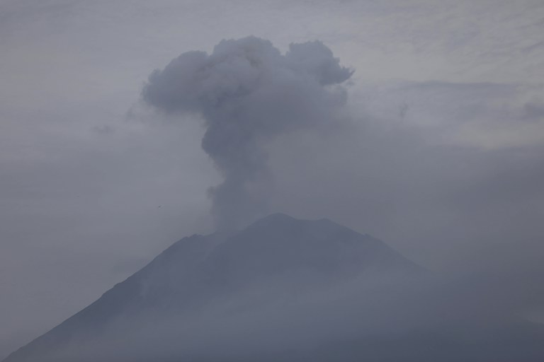 Gunung Semeru mengeluarkan material vulkanik saat erupsi terlihat dari Lumajang, Jawa Timur, Indonesia, 5 Desember 2021. (AP)