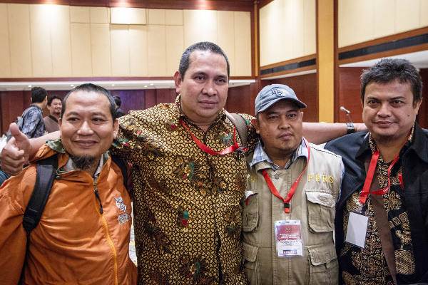 Korban serangan teror di Jalan Thamrin Jakarta 2016, Deni Mahieu (dua dari kiri) merangkul bekas narapidana kasus bom Hotel JW Marriott, Tony Togar (kiri) serta dua mantan narapidana kasus perampokan ATM CIMB Niaga Medan, Ramses dan Mustofa, pada acara Silaturahim Kebangsaan NKRI di Jakarta, 28 Februari 2018. (Afriadi Hikmal/BeritaBenar)