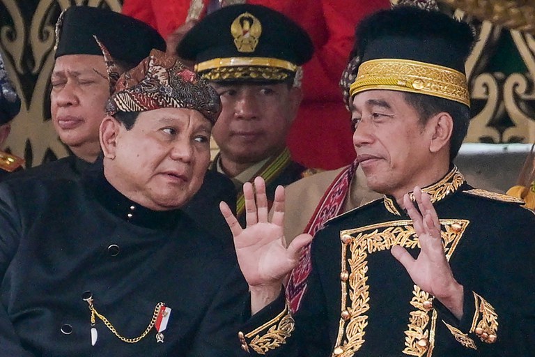 Presiden Joko Widodo berbicara dengan presiden terpilih Prabowo Subianto (kiri) usai upacara pengibaran bendera Hari Kemerdekaan RI ke-79 di istana presiden di Ibu Kota Nusantara, Sepaku, Penajam Paser Utara, Kalimantan Timur, pada 17 Agustus 2024 . [Bay Ismoyo/AFP]