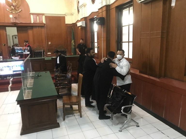 Terdakwa Suko Sutrisno memeluk tim penasihat hukumnya usai majelis hakim PN Surabaya menjatuhi hukuman penjara satu tahun atas dirinya, 9 Maret 2023. [Eko Widianto/BenarNews]
