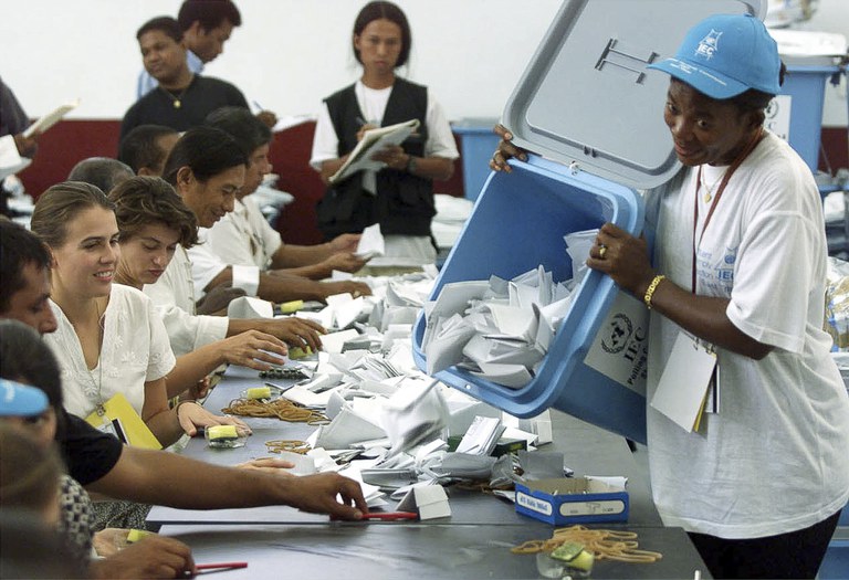Dalam foto 31 Agustus 1999 ini, petugas pemilu internasional sedang menghitung suara sehari setelah berlangsungnya referendum yang disponsori PBB di Dili, Timor Timur. [Darren Whiteside/Reuters]