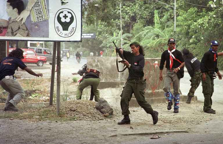 Milisi pro-Indonesia "Aitarak" bentrok dengan kelompok pendukung kemerdekaan di Dili, Timor Timur, pada 26 Agustus 1999, empat hari setelah referendum bersejarah yang disponsori oleh PBB. [Firdia Lisnawati/AP]