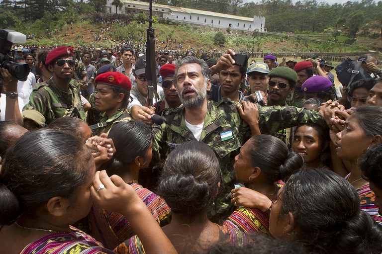 Dalam foto pada 24 Oktober 1999 ini, pemimpin Timor Timur, Xanana Gusmao disambut hangat di Remexio, Timor Timur, saat ia kembali ke kamp Tentara Pembebasan Nasional Timor Timur (FALINTIL) untuk pertama kalinya sejak dibebaskan dari penjara Indonesia. [Charles Dharapak/AP]