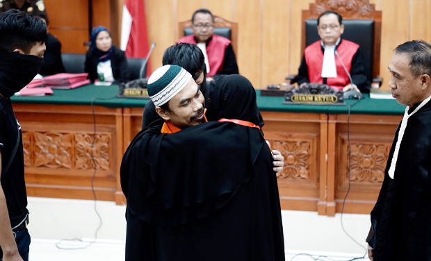 Terdakwa kasus terorisme Wawan Kurniawan alias Abu Afif berpelukan dengan istrinya, Kasmi Nuryanti jelang persidangan vonis di Pengadilan Negeri Jakarta Barat, 13 September 2018. (Arie Firdaus/BeritaBenar)