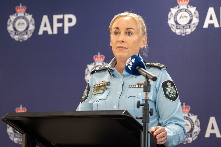 Foto yang dirilis oleh Australian Federal Police (AFP) pada 23 Juli 2024 ini menampilkan Komandan AFP Kate Ferry memberikan pernyataan terkait kerja sama kepolisian Australia dan Indonesia yang berhasil mengungkapkan kasus perdagangan orang dari Indonesia yang dipekerjakan sebagai pekerja seks di Australia. [Foto: Australian Federal Police]