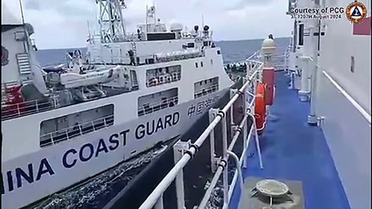 Sebuah kapal Penjaga Pantai China, kiri, bertabrakan dengan kapal Penjaga Pantai Filipina BRP Teresa Magbanua di dekat Karang Sabina di Laut China Selatan, 31 Agustus 2024. [Penjaga Pantai Filipina via AFP]