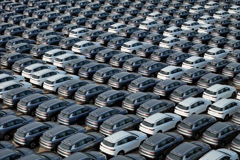 Mobil listrik BYD untuk ekspor menunggu untuk dimuat ke kapal di pelabuhan di Yantai, provinsi Shandong, China, 18 April 2024. [AFP]