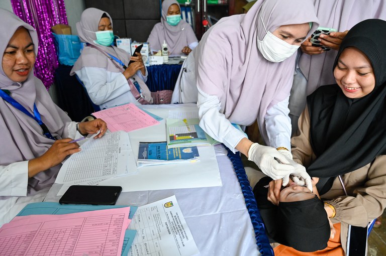 Seorang bayi menerima kapsul polio saat program pencegahan stunting di pos pelayanan terpadu di Banda Aceh, 14 November 2022. [Chaideer Mahyuddin/AFP]