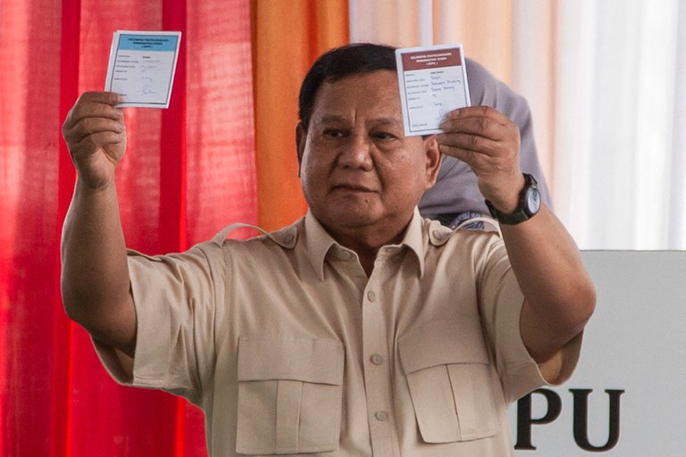 Presiden Prabowo Subianto menunjukkan surat suara saat memberikan hak pilihnya dalam pemilihan kepala daerah di Bogor, Jawa Barat, 27 November 2024. [Aditya Irawan/AFP]