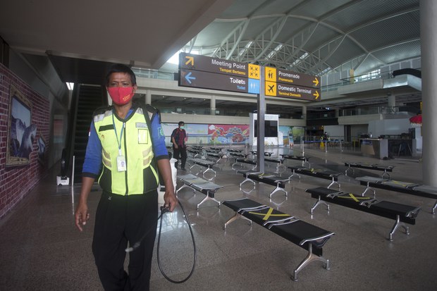 Antisipasi Varian Baru COVID-19, Indonesia Larang Kedatangan WNA 11 Negara Antisipasi Varian Baru COVID-19, Indonesia Larang Kedatangan WNA 11 Negara