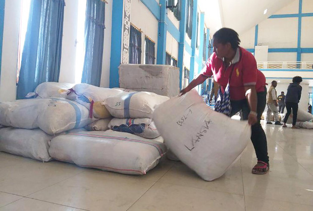 Relawan mensortir bantuan untuk pengungsi di posko induk, Hukumiarek Asso, Wamena, Papua, 6 Oktober 2019. (Victor Mambor/BeritaBenar)