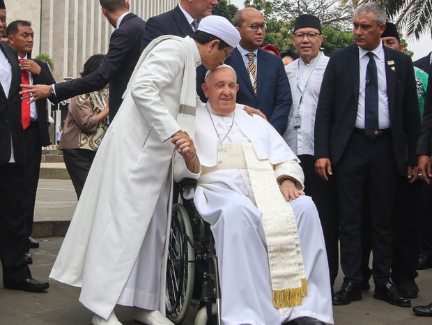 Lantunan ayat Quran dan tangis haru warga sambut Paus Fransiskus di Masjid Istiqlal Lantunan ayat Quran dan tangis haru warga sambut Paus Fransiskus di Masjid Istiqlal