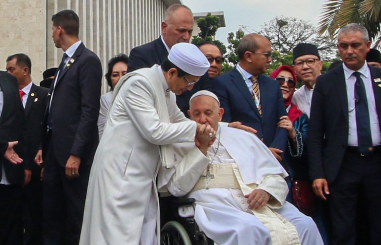 Paus Fransiskus mencium tangan Imam Besar Nasaruddin Umar setelah berfoto bersama di Masjid Istiqlal di Jakarta, 5 September 2024. [Eko Siswono Toyudho/BenarNews]