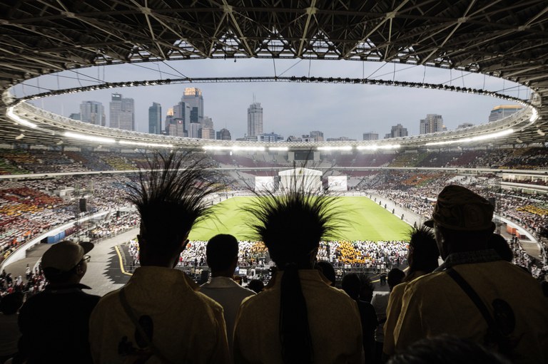 Sejumlah umat Katolik dalam pakain tradisional menghadiri misa yang dipimpin oleh Paus Fransiskus di Stadion Gelora Bung Karno di Jakarta, 5 September 2024. [Yasuyoshi Chiba/Pool via AP]