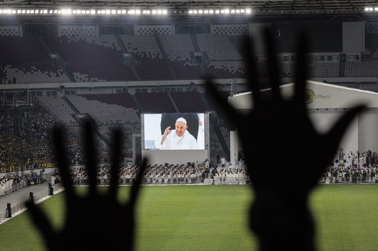 Layar besar menampilkan Paus Fransiskus memberikan salam saat  memimpin misa kudus di Stadion Gelora Bung Karno di Jakarta, 5 September 2024. [Yasuyoshi Chiba/Pool via AP]
