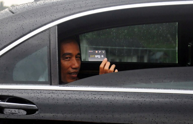 Presiden Indonesia Joko “Jokowi” Widodo menunjukkan kartu tol elektronik di Salatiga, Provinsi Jawa Tengah, 25 September 2017. [Aloysius Jarot Nugroho/Antara Foto/via Reuters]