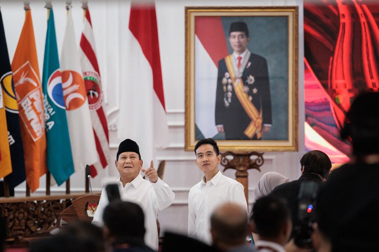 Presiden terpilih Prabowo Subianto (kiri) dan Wakil Presiden terpilih Gibran Rakabuming Raka tampak di depan potret Presiden Indonesia Joko “Jokowi” Widodo di kantor Komisi Pemilihan Umum di Jakarta, 24 April 2024. [Yasuyoshi Chiba/AFP]