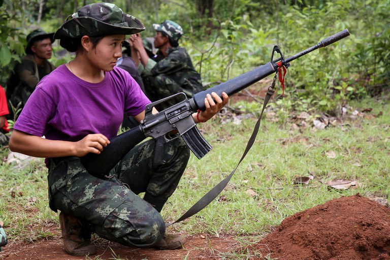 Seorang anggota Pasukan Pertahanan Kebangsaan Karenni (KNDF) ambil bagian dalam pelatihan pasukan khusus perempuan di negara bagian Kayah timur Myanmar tahun ini. [Karenni Nationalities Defense Force /AFP]