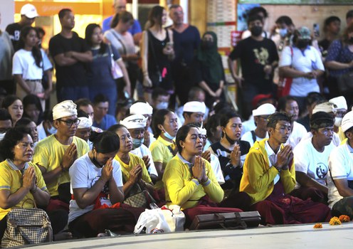 Masyarakat berdoa untuk para korban bom Bali dalam peringatan 20 tahun serangan bom yang menewaskan 202 orang itu, sebagian besar wisatawan asing, di Monumen Peringatan Bom Bali di Kuta, Bali, 12 Oktober 2022.