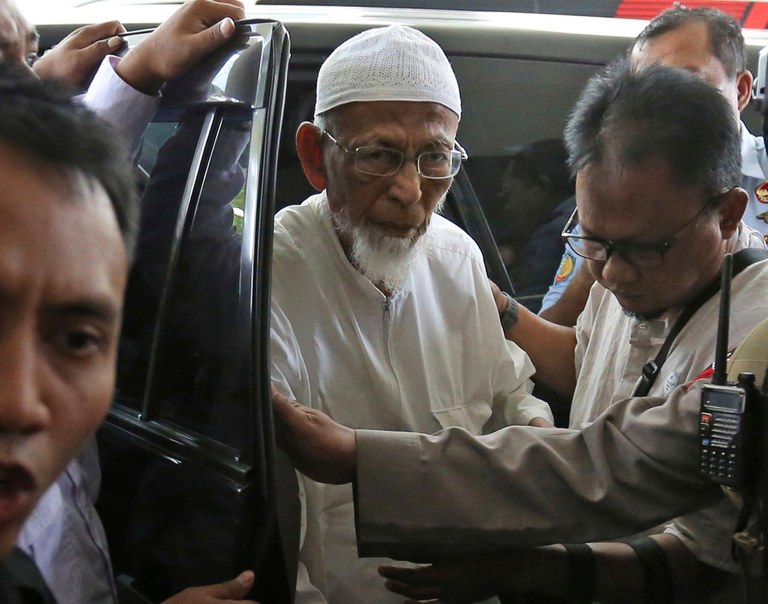 Ulama radikal Abu Bakar Bashir (tengah) yang sedang sakit, tiba untuk perawatan medis di Rumah Sakit Cipto Mangunkusumo di Jakarta, pada 1 Maret 2018. [Dita Alangkara/AP]