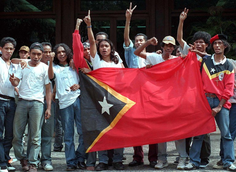 Sejumlah pemuda Timor Timur membawa bendera dan meneriakkan “Hidup Timor Timur” ketika mereka memasuki Kedutaan Besar Austria di Jakarta menuntut pertemuan dengan utusan khusus PBB untuk Timor Timur, pada 25 Maret 1997. [Reuters]