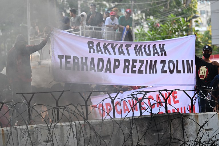 Para aktivis membentangkan spanduk saat melakukan protes di Jakarta pada 26 Oktober 2023 atas keputusan Mahkamah Konstitusi yang mengubah peraturan persyaratan batas usia untuk pencalonan presiden/wakil presiden yang memuluskan jalan bagi Gibran Rakabuming Raka, putra Presiden Joko Widodo, menjadi calon wakil presiden berpasangan dengan Menteri Pertahanan Prabowo Subianto. [Adek Berry/AFP]