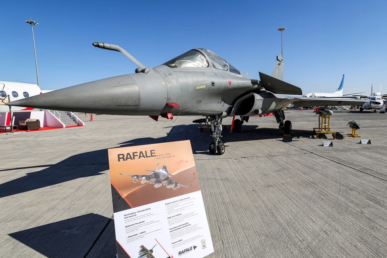 Pesawat tempur Dassault Rafale buatan Prancis dalam acara Dubai Airshow 2023 di Bandara Internasional Al-Maktoum di Dubai pada 13 November 2023. [Giuseppe Cacace/AFP]