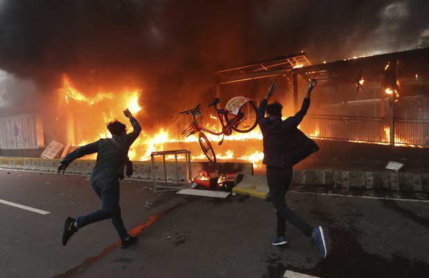 OmnibusLaw-riot.jpg