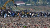 Ratusan orang bahu-membahu bersihkan pantai di Sukabumi dari sampah