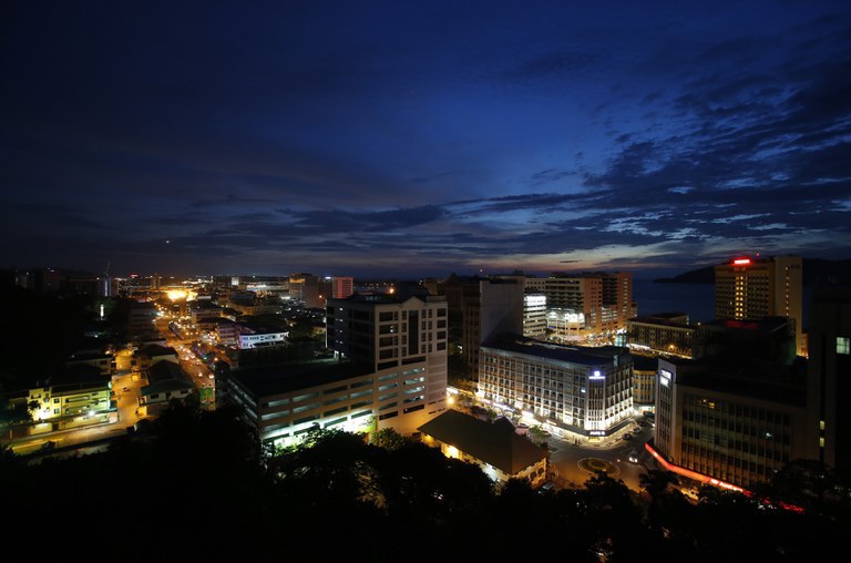 Pemandangan Kota Kinabalu, ibu negeri Sabah yang terletak di Kepulauan Borneo di bahagian Malaysia, semasa matahari terbenam, 17 Sept 2012. [Bazuki Muhammad/Reuters]