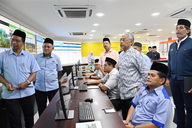 Agong lawat pusat ramalan dan amaran banjir ketika UMNO terus desak PRU awal Agong lawat pusat ramalan dan amaran banjir ketika UMNO terus desak PRU awal