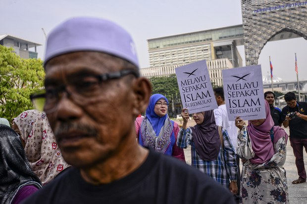 Kerajaan Perpaduan Anwar diselar berhubung penggunaan kalimah Allah oleh bukan Islam Kerajaan Perpaduan Anwar diselar berhubung penggunaan kalimah Allah oleh bukan Islam